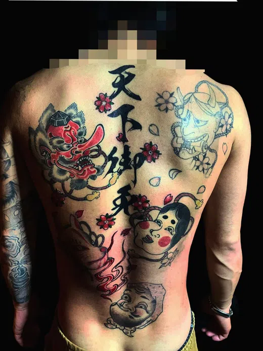 彫空の施術作品：背中全面のカラーワーク